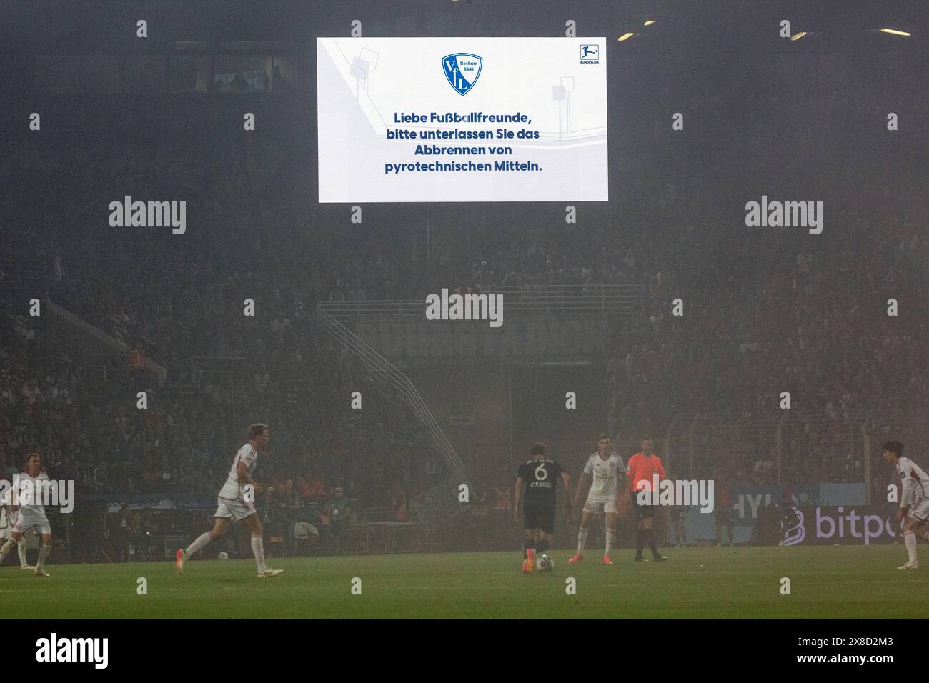 Sport, football, première ligue allemande, deuxième ligue allemande, 2023/2024, match de relégation à la saison de match 2024/2025, première manche, Vonovia Ruhr Stadium Bochum, VfL Bochum v. Fortuna Duesseldorf 0-3, tableau de bord en brume et fumée, demande aux fans de football de Duesseldorf, renonciation aux pétards et pyrotechniques, LA RÉGLEMENTATION DFL INTERDIT TOUTE UTILISATION DE PHOTOGRAPHIES COMME SÉQUENCES D'IMAGES ET/OU QUASI-VIDÉO Banque D'Images