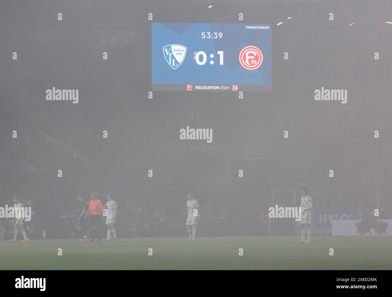 Sport, football, première ligue allemande, deuxième ligue allemande, 2023/2024, match de relégation à la saison 2024/2025, première manche, stade Vonovia Ruhr de Bochum, VfL Bochum v. Fortuna Duesseldorf 0-3, tableau de bord dans la brume et la fumée, fans de football de Duesseldorf Fire pétards et pyrotechnie, LA RÉGLEMENTATION DFL INTERDIT TOUTE UTILISATION DE PHOTOGRAPHIES COMME SÉQUENCES D'IMAGES ET/OU QUASI-VIDÉO Banque D'Images