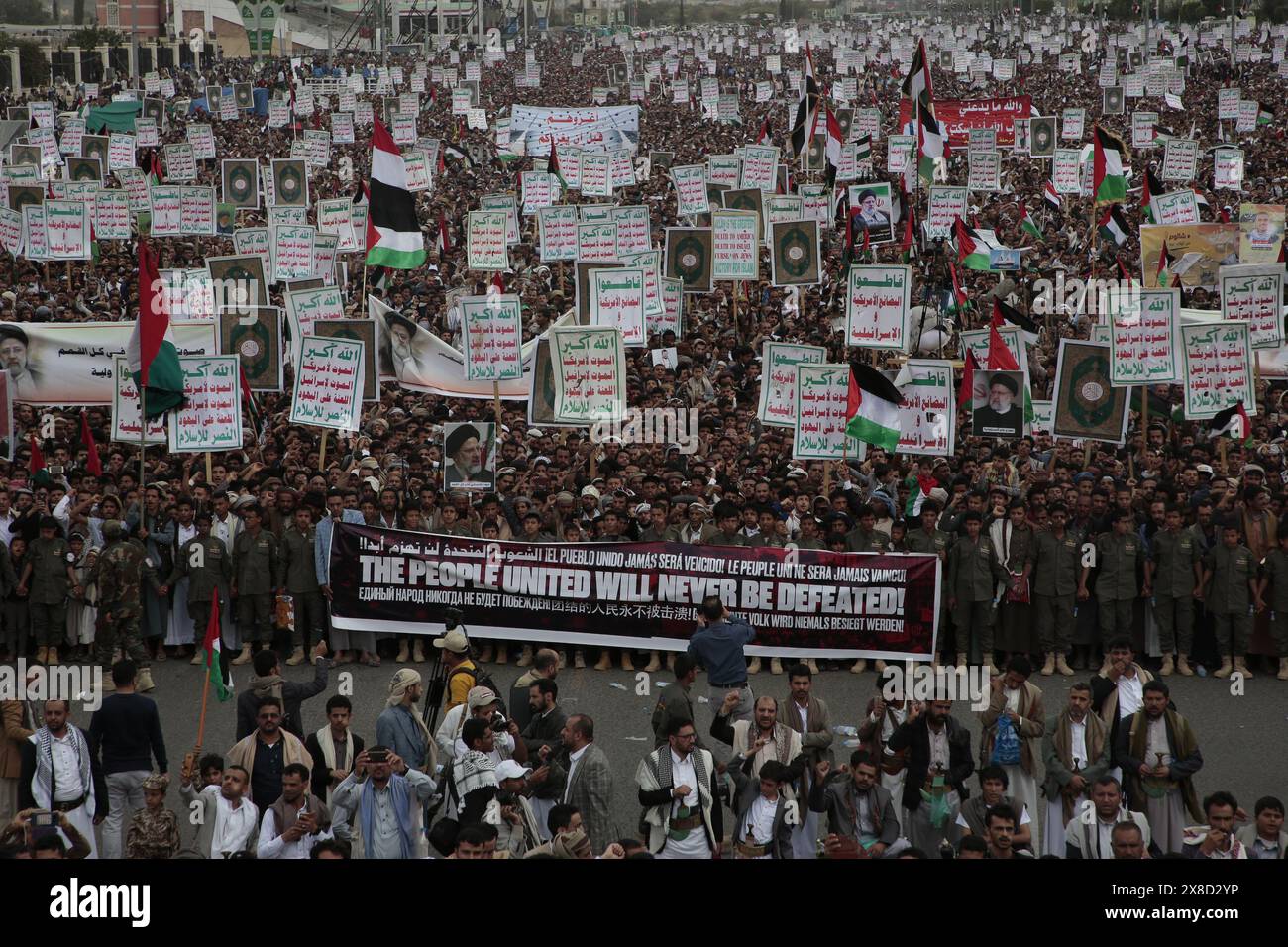 Les partisans houthis protestent contre les États-Unis et Israël, et en solidarité avec le peuple palestinien, à Sanaa, Banque D'Images