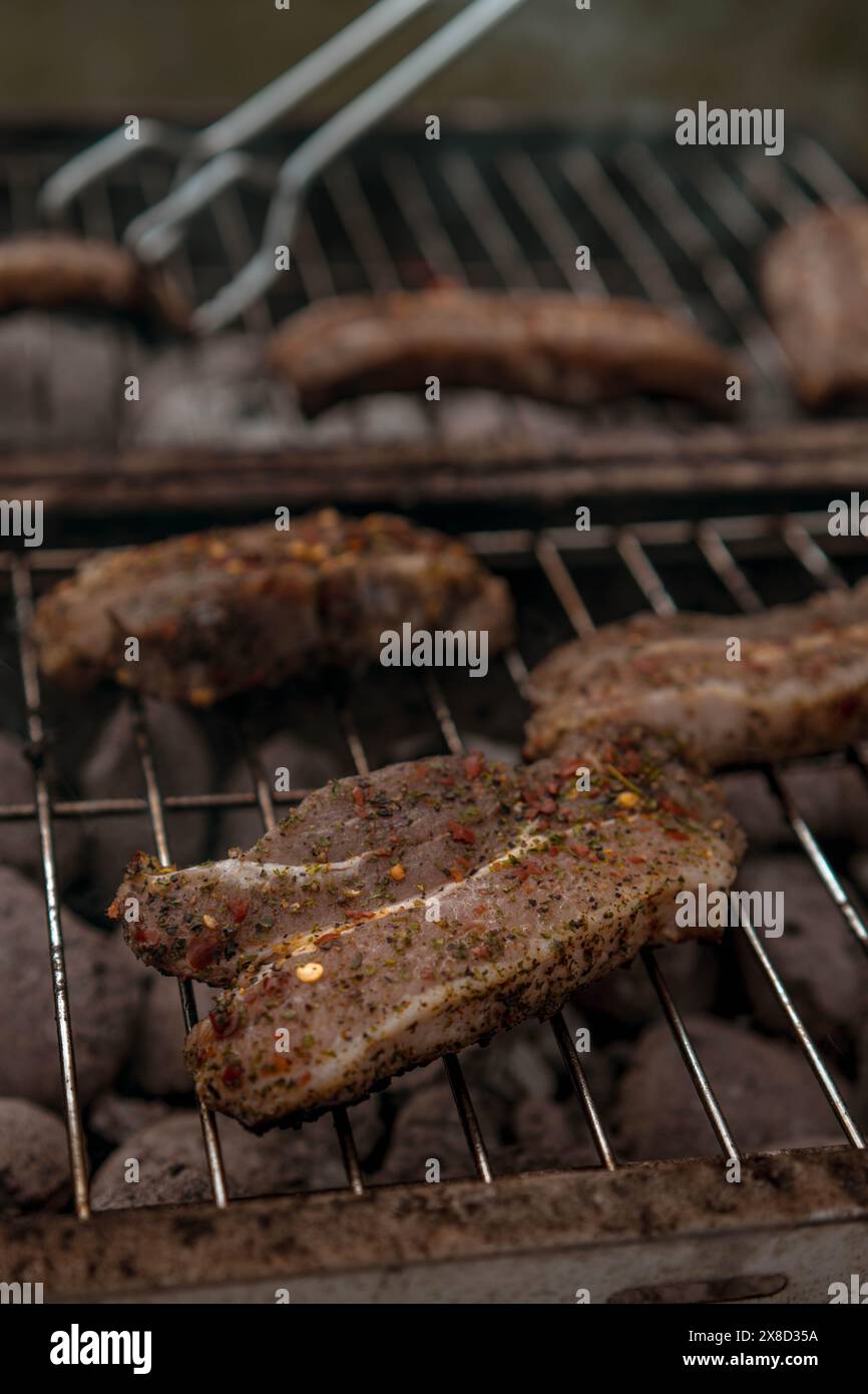 Poitrine de porc grillée sur le BBQ Banque D'Images