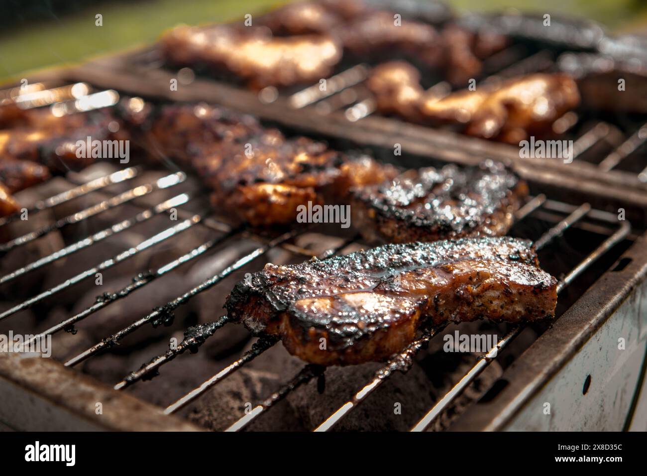 Poitrine de porc grillée sur le BBQ Banque D'Images