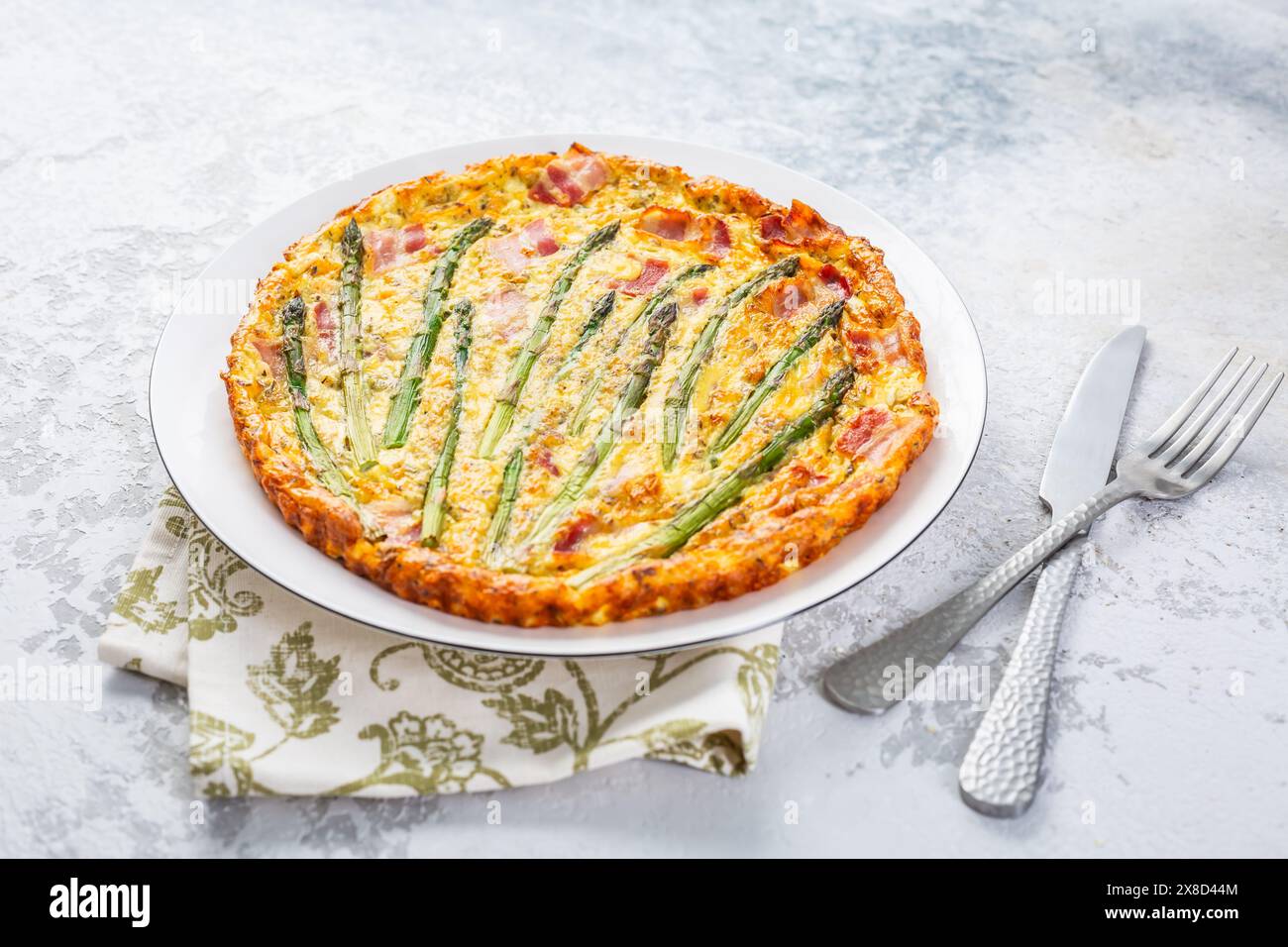 Frittata de légumes fraîchement cuits maison avec asperges vertes et bacon Banque D'Images