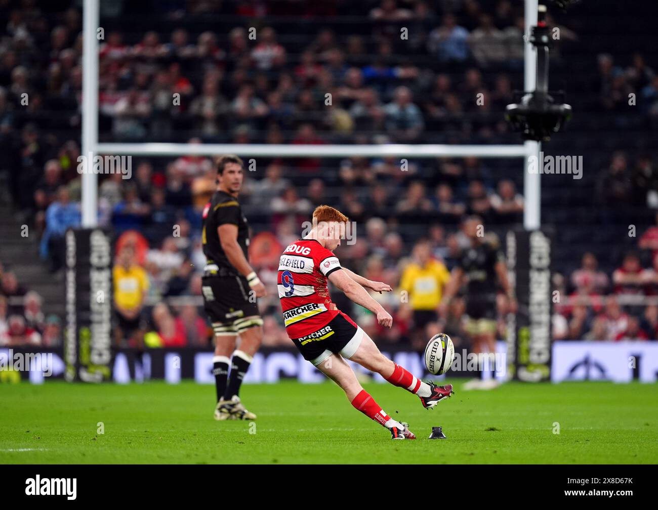 Caolan Englefield de Gloucester Rugby frappe un penalty lors de la finale de L'EPCR Challenge Cup au Tottenham Hotspur Stadium, à Londres. Date de la photo : vendredi 24 mai 2024. Banque D'Images