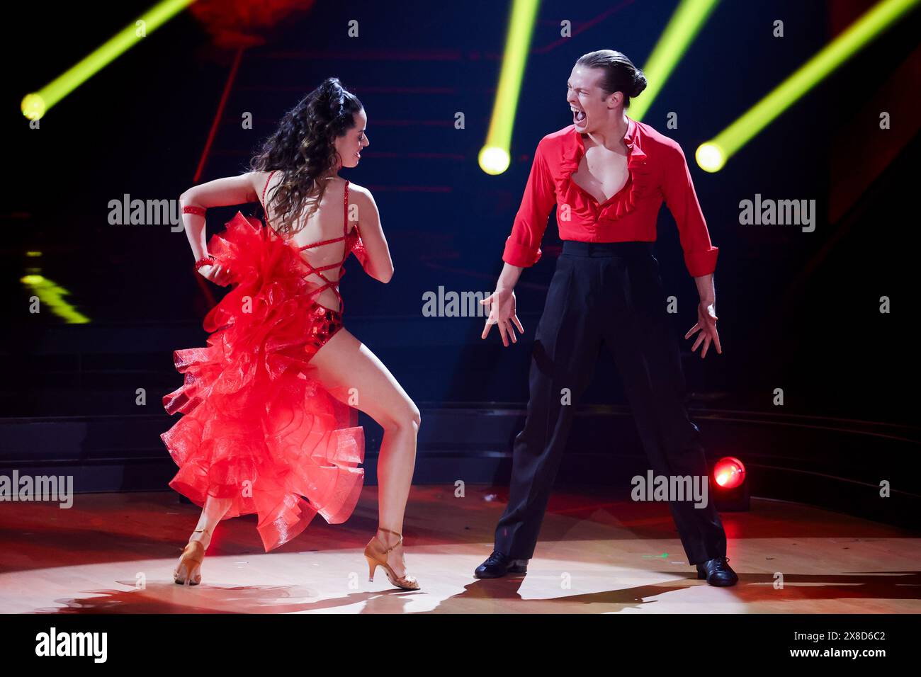 Cologne, Allemagne. 24 mai 2024. Le finaliste Gabriel Kelly, chanteur, danse le jury avec Malika Dzumaev, danseuse professionnelle, dans la finale de la 17ème saison du spectacle RTL 'Let's Dance' au Coloneum pour le titre 'Dancing Star 2024' : Samba to 'Mas que Nada' de S. Mendes feat. Black Eyed Peas. Crédit : Rolf Vennenbernd/dpa/Alamy Live News Banque D'Images