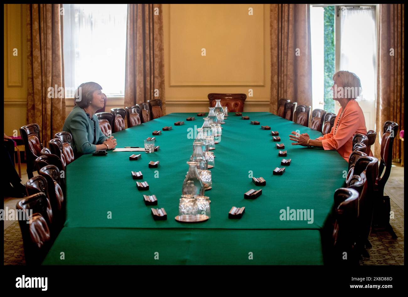 Londres, Royaume-Uni. 14 juillet 2016. Image © concédée sous licence à Parsons Media. 14/07/2016. Londres, Royaume-Uni. Theresa May premier jour au bureau. La nouvelle première ministre britannique Theresa May arrive pour la première fois à No1o Downing Street en tant que première ministre. Theresa May dans la salle du Cabinet nommant Andrea Leadsom députée Secrétaire d'État à l'environnement, à l'alimentation et aux Affaires rurales photo par crédit : andrew parsons/Alamy Live News Banque D'Images