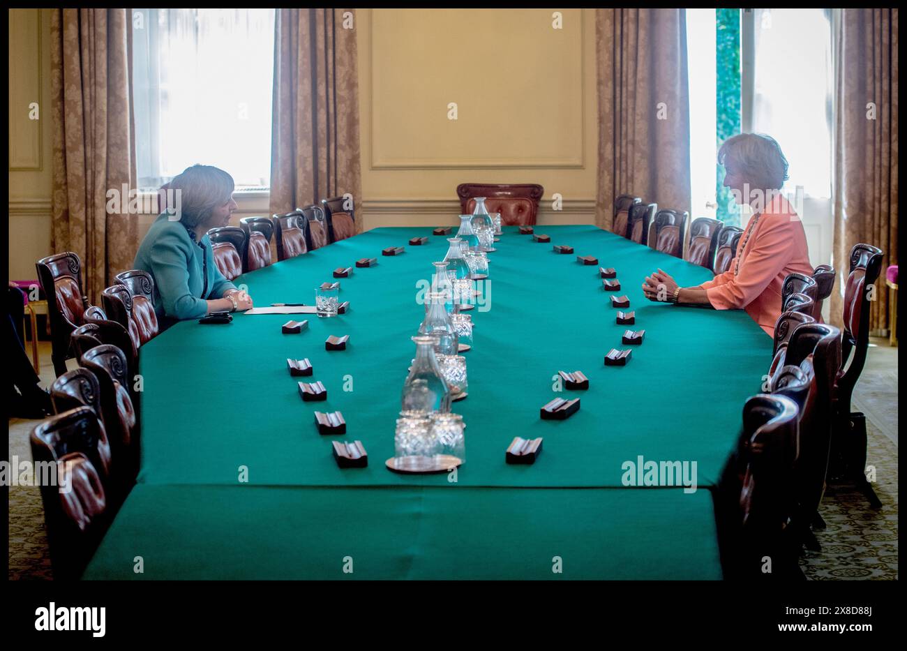 Londres, Royaume-Uni. 14 juillet 2016. Image © concédée sous licence à Parsons Media. 14/07/2016. Londres, Royaume-Uni. Theresa May premier jour au bureau. La nouvelle première ministre britannique Theresa May arrive pour la première fois à No1o Downing Street en tant que première ministre. Theresa May dans la salle du Cabinet nommant Andrea Leadsom députée Secrétaire d'État à l'environnement, à l'alimentation et aux Affaires rurales photo par crédit : andrew parsons/Alamy Live News Banque D'Images