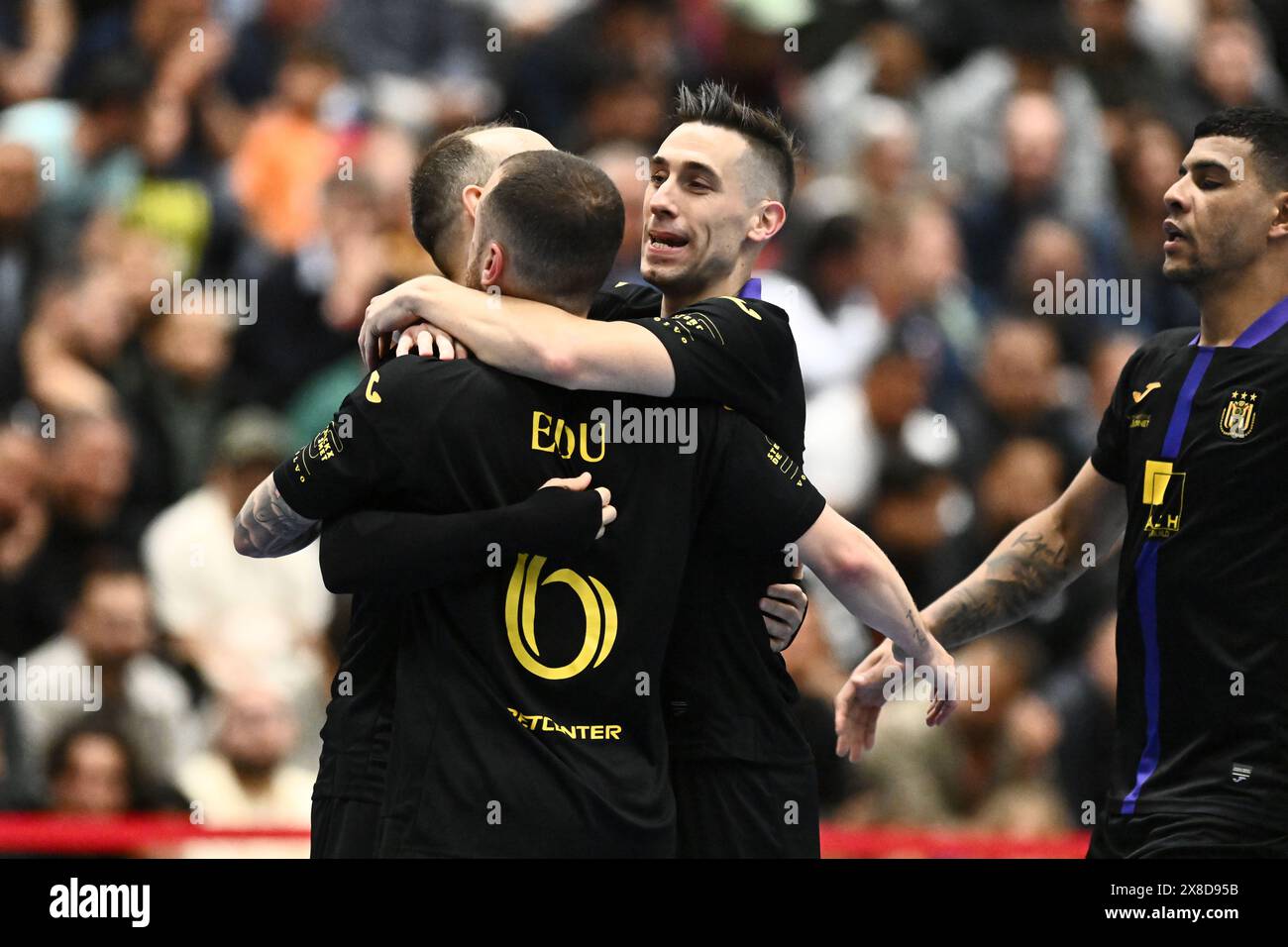 Anvers, Belgique. 24 mai 2024. Gabriel D'Angelo du Sporting Anderlecht célèbre avec Eduardo Mello Borges du Sporting Anderlecht et Steven Dillien du Sporting Anderlecht après avoir marqué le but 1-5 lors d'un match de futsal entre FT Antwerpen et Sporting Anderlecht, le premier match de la finale Play-Off de la saison 2023-2024 de la première division belge, vendredi 24 mai 2024 à Anvers, Belgique . Crédit : Sportpix/Alamy Live News Banque D'Images
