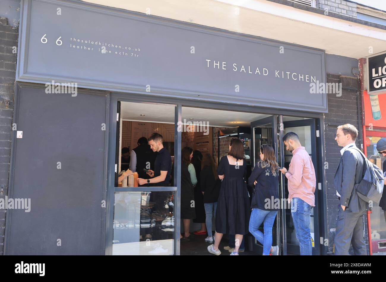 Marché alimentaire dynamique et historique Leather Lane à EC1, dans l'arrondissement de Camden, occupé avec des travailleurs locaux sur leur pause déjeuner ensoleillée, dans l'est de Londres, Royaume-Uni Banque D'Images