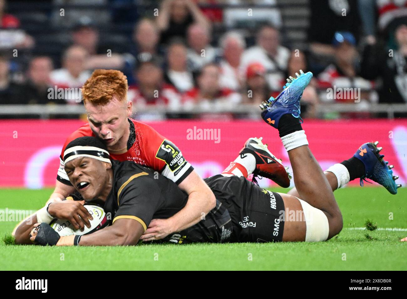 Tottenham Hotspur Stadium, Londres, Royaume-Uni. 24 mai 2024. Finale de la Challenge Cup de rugby, Gloucester contre Hollywoodbet Sharks ; hepsi Buthelezi de Hollywoodbet Sharks marque un essai sous la pression de Caolan Englefield de Gloucester à la 27e minute pour 8-3 à Sharks Credit : action plus Sports/Alamy Live News Banque D'Images