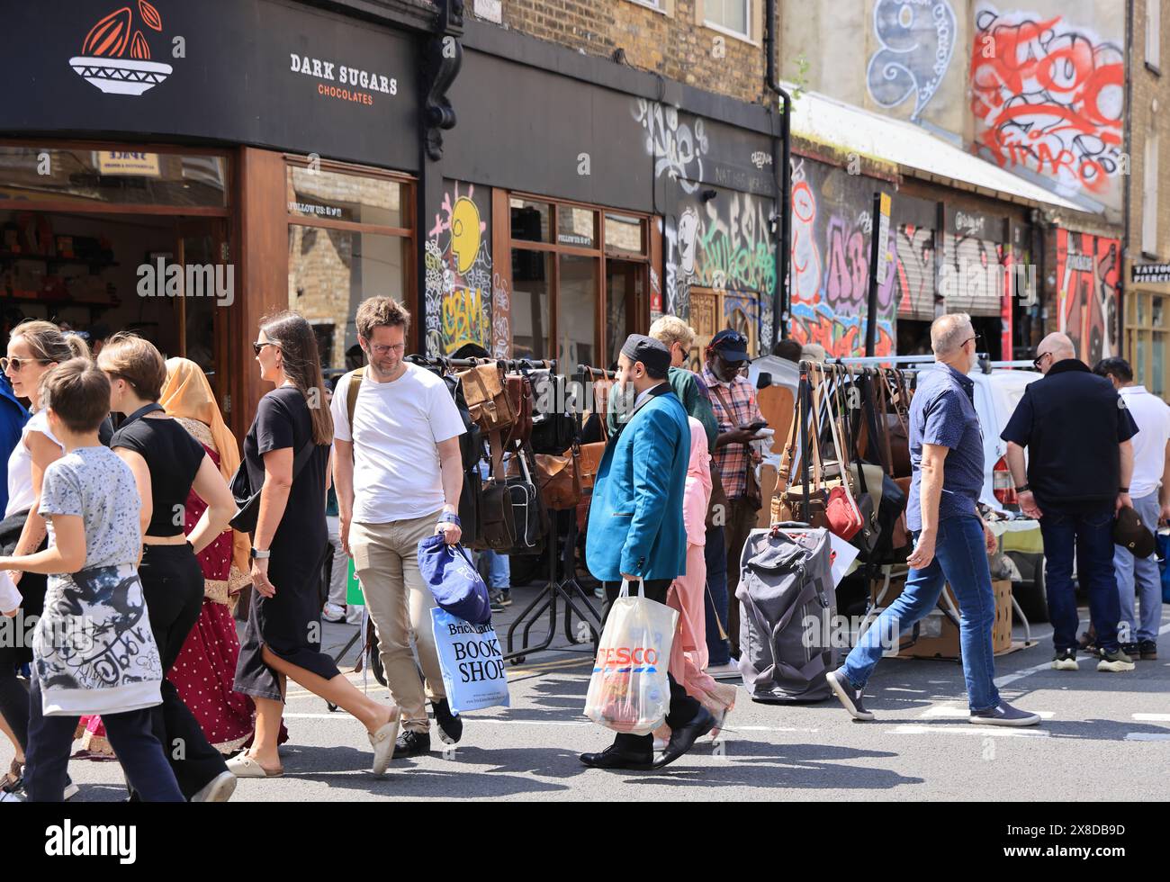 Le quartier coloré et animé de Brick Lane, le dimanche jour du marché, au soleil de début d'été, à l'est de Londres, Royaume-Uni Banque D'Images