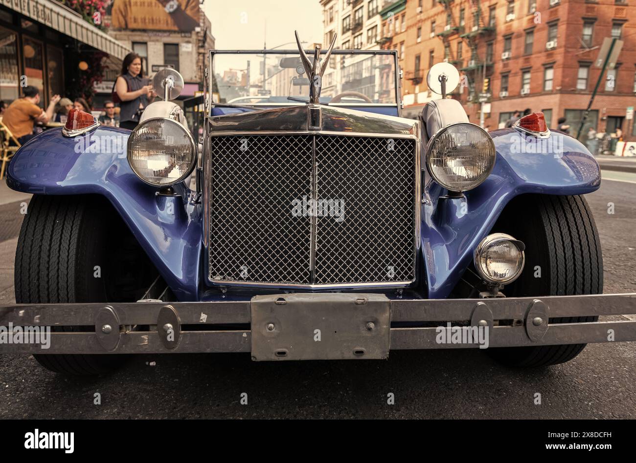 New York City, États-Unis - 30 juin 2023 : Excalibur Series III Phaeton voiture avant vue rapprochée garée. Banque D'Images