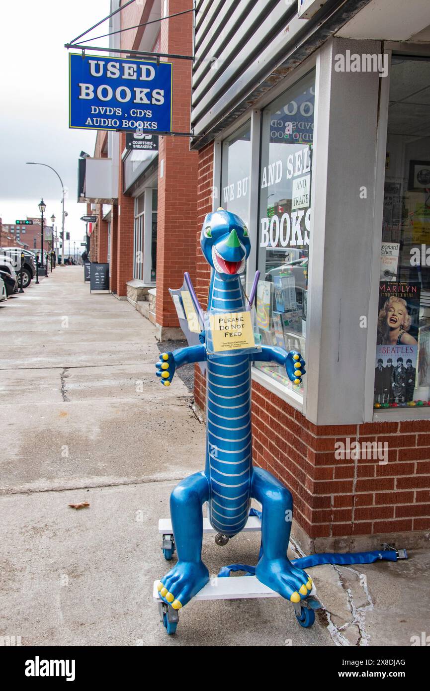 Mascotte de dragon bleu dans une librairie d'occasion sur la rue Queen dans le centre-ville de la rue Queen dans le centre-ville de Charlottetown, Île-du-Prince-Édouard, Canada Banque D'Images