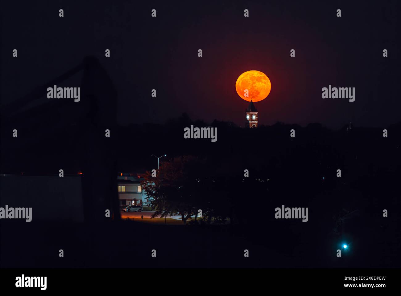 Monroe, Wisconsin, États-Unis. 23 mai 2024. La lune de mai 'fleur' alors qu'elle se lève au-dessus de l'historique Green County court House à Monroe, WISCONSIN. (Crédit image : © Ross Harried/ZUMA Press Wire) USAGE ÉDITORIAL SEULEMENT! Non destiné à UN USAGE commercial ! Banque D'Images