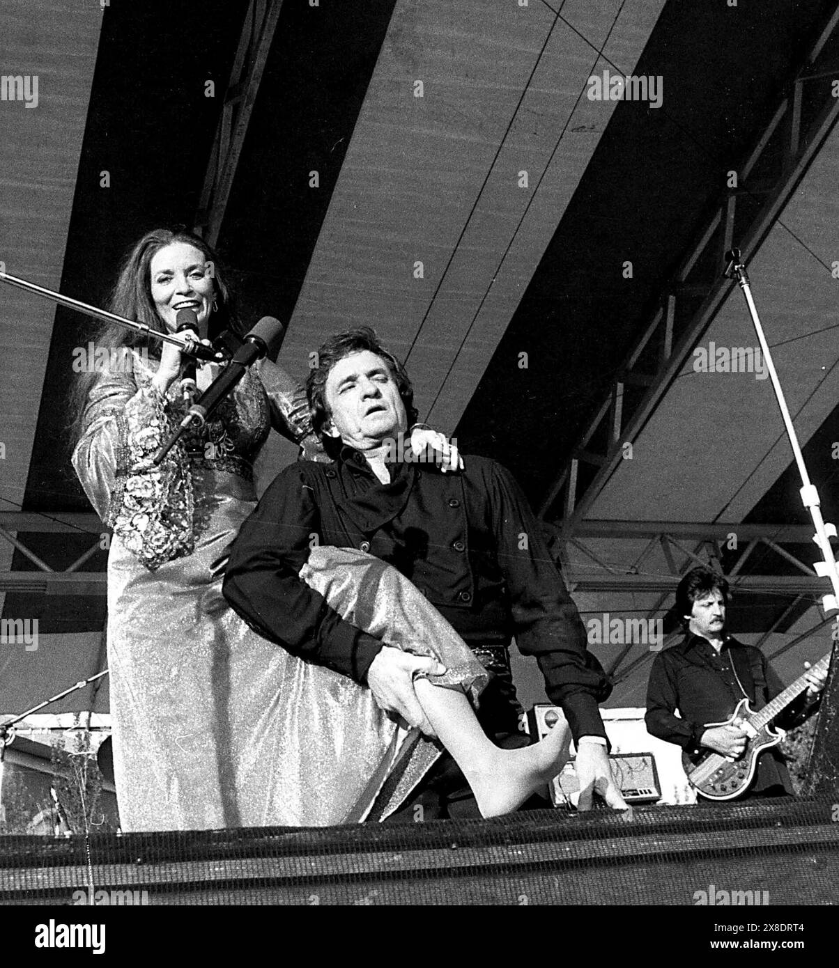 JOHNNY CASH ET SON ÉPOUSE JUNE CARTER AU CIRCUIT DE BELMONT.©JUDIE BURSTEIN/ JOHNNYCASHRETRO(IMAGE CRÉDIT : © JUDIE BURSTEIN/ZUMA WIRE) USAGE ÉDITORIAL SEULEMENT! Non destiné à UN USAGE commercial ! Banque D'Images