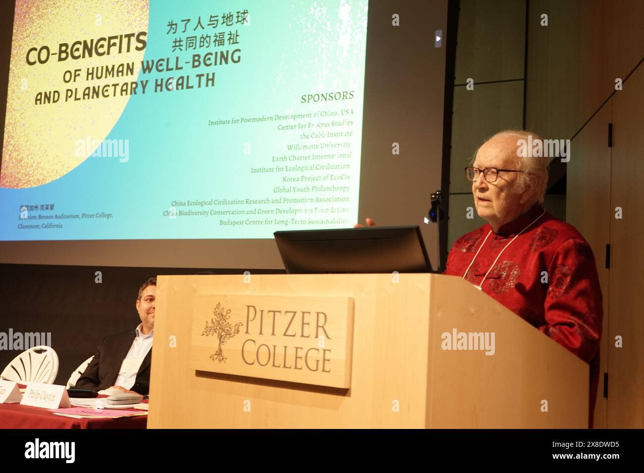 (240524) -- CLAREMONT (États-Unis), 24 mai 2024 (Xinhua) -- Professeur John Cobb, Jr., membre de l'Académie américaine des arts et des sciences et président fondateur de l'Institut californien pour le développement postmoderne de la Chine (IPDC), un groupe de réflexion américain et une organisation à but non lucratif, prononce une allocution au 17e Forum international sur la civilisation écologique au Pitzer College, Claremont, Californie, États-Unis, le 24 mai, 2024. des experts du monde entier se sont réunis vendredi à Claremont lors du forum international annuel sur la civilisation écologique, axé sur la promotion de la civilisation écologique Banque D'Images