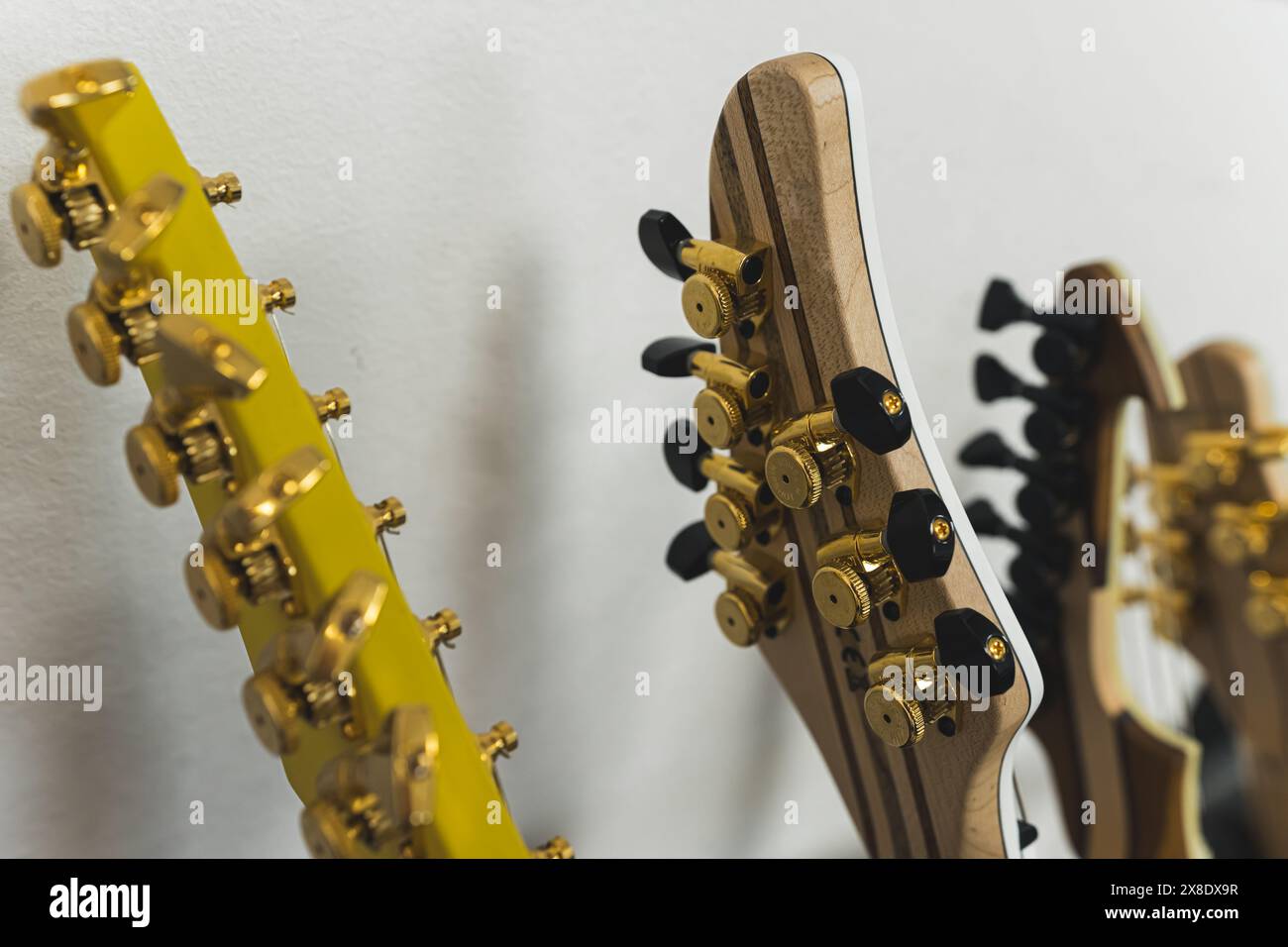 gros plan des têtes de guitares électriques près du mur, concept instrumental. Photo de haute qualité Banque D'Images