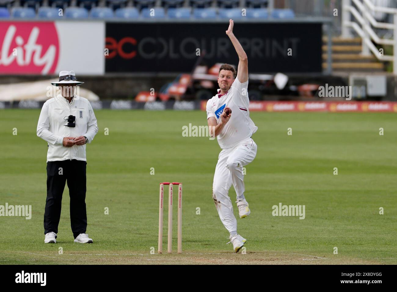 Bowling Jake Ball de Somerset lors de la première journée du match de Vitality County Championship Division 1 entre Durham County Cricket Club et Somerset au Seat unique Riverside, Chester le Street le vendredi 24 mai 2024. (Photo : Mark Fletcher | mi News) crédit : MI News & Sport /Alamy Live News Banque D'Images