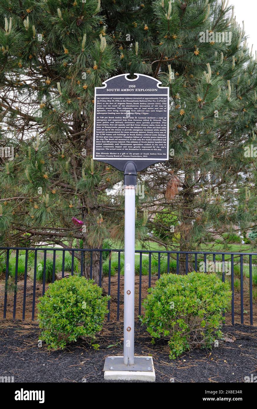 Signez au Raritan Bay Waterfront Park à South Amboy, NJ commémorant l'explosion de 1958 Banque D'Images Signez au Raritan Bay Waterfront Park à South Amboy, NJ commémorant l'explosion de 1958 Banque D'Images