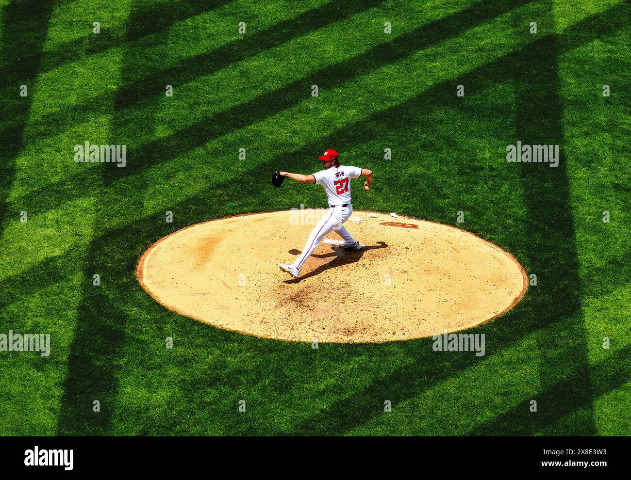Des lignes et des formes découpées dans l'herbe sur un diamant de baseball Banque D'Images