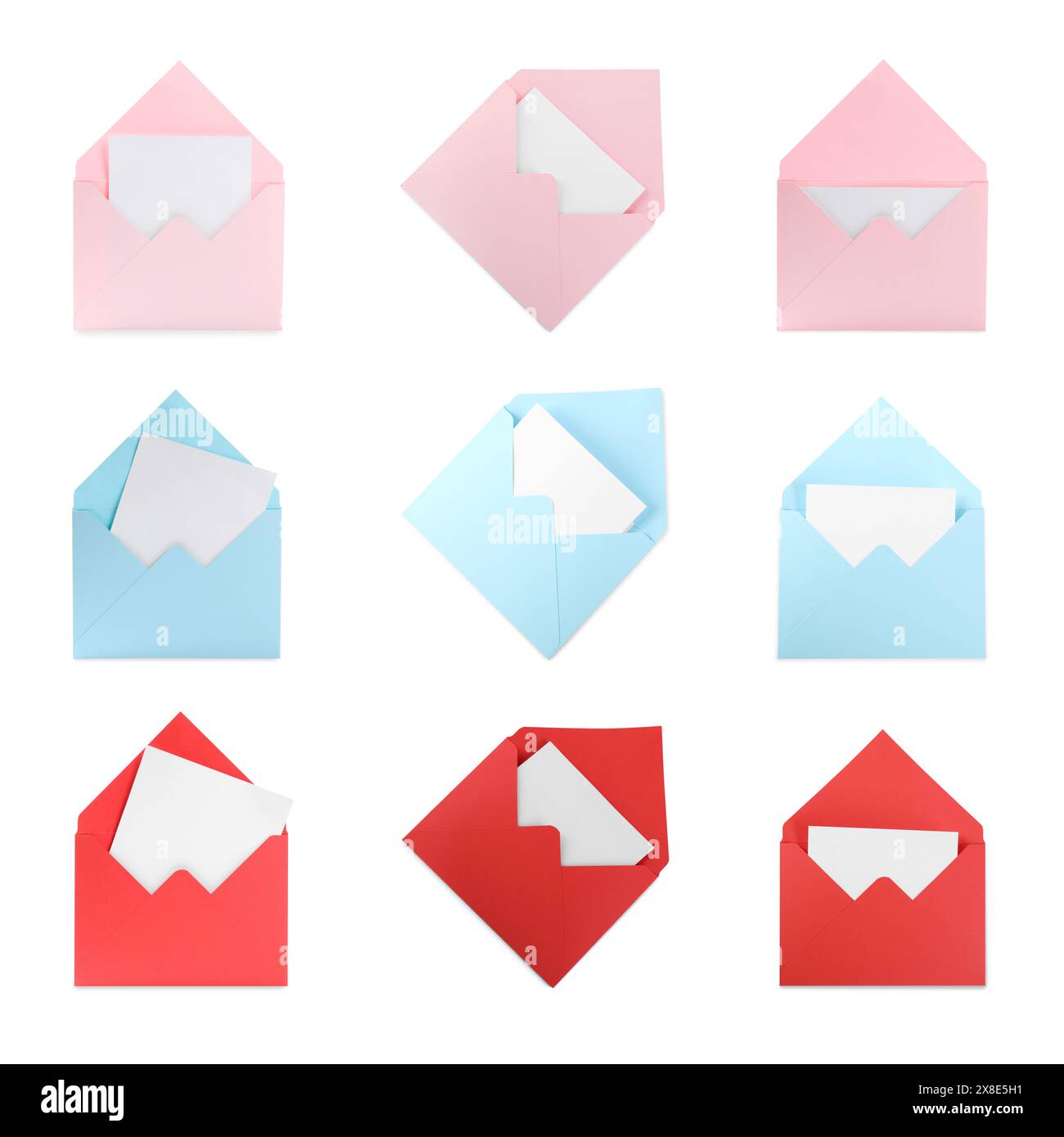 Ensemble d'enveloppes de lettre avec cartes isolé sur blanc, vue de dessus Banque D'Images