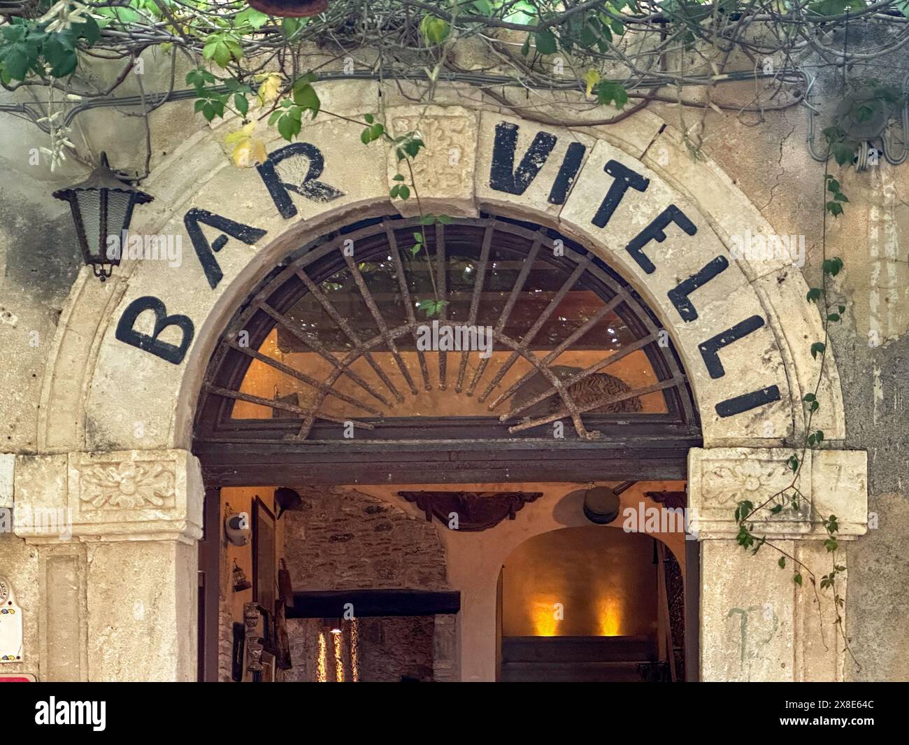 Savoca, Italie - 21 août 2023 : vue panoramique extérieure du Bar Vitelli choisi par Francis Ford Coppola comme décor des scènes les plus célèbres de sa masterpie Banque D'Images