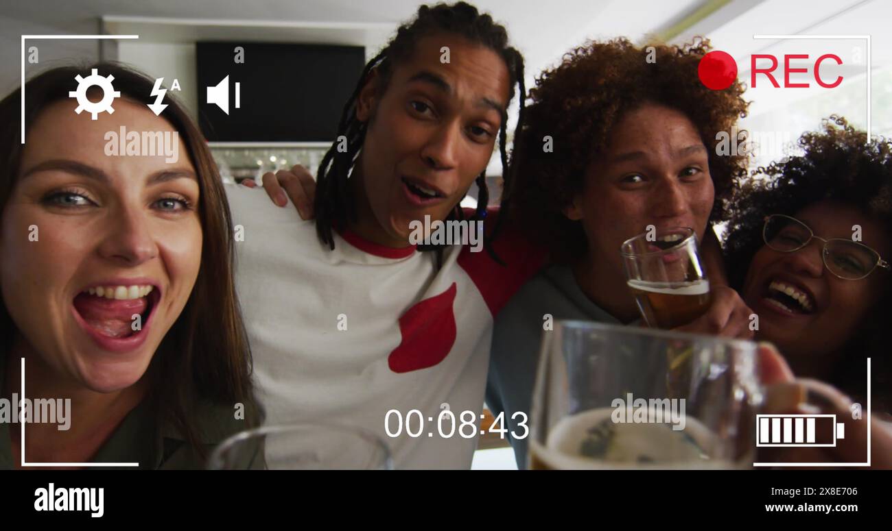 Image d'un cadre d'enregistrement sur des amis heureux et divers buvant de la bière Banque D'Images