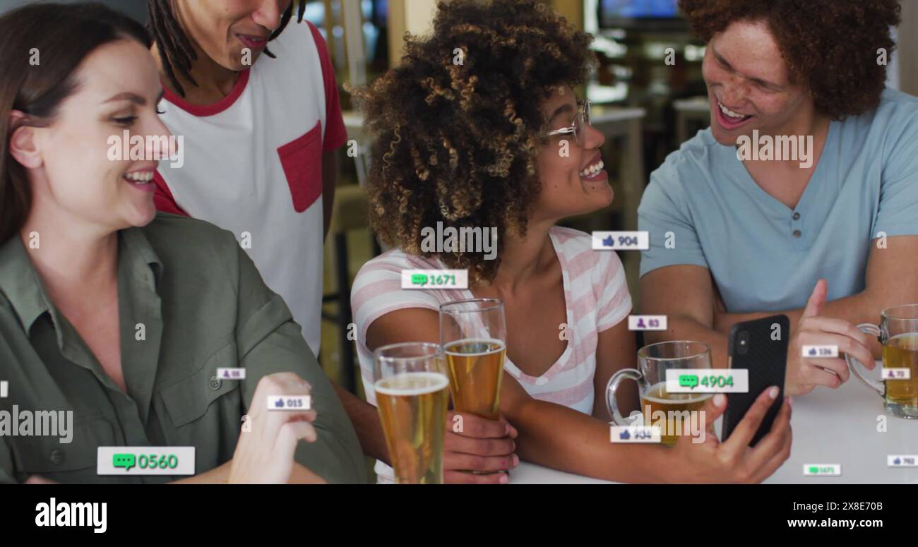 Image d'icônes de médias sur des amis heureux et divers buvant de la bière Banque D'Images