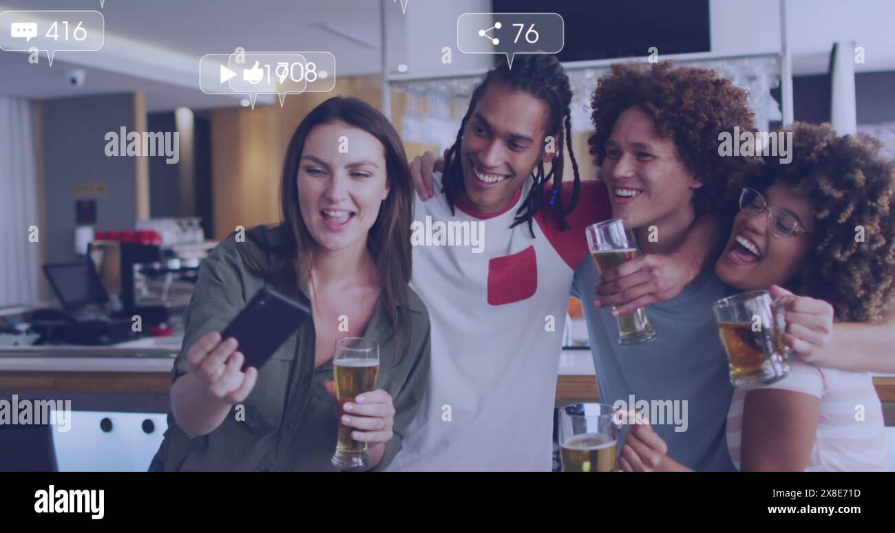 Image d'icônes de médias sur des amis heureux et divers buvant de la bière Banque D'Images