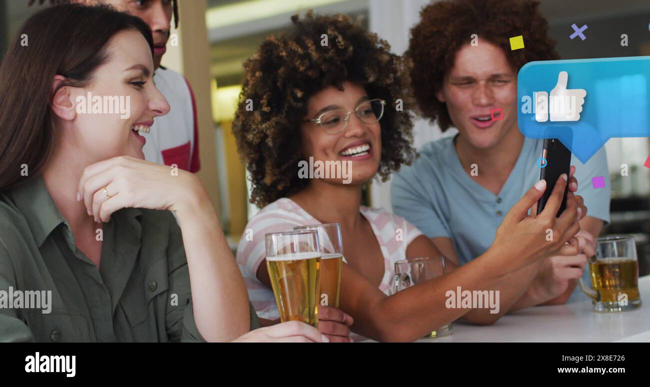 Image d'icônes de médias sur des amis heureux et divers buvant de la bière Banque D'Images