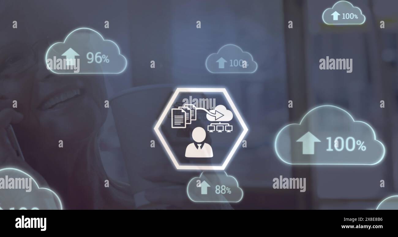 Image de plusieurs icônes de nuages sur une femme senior caucasienne parlant sur smartphone dans un café Banque D'Images