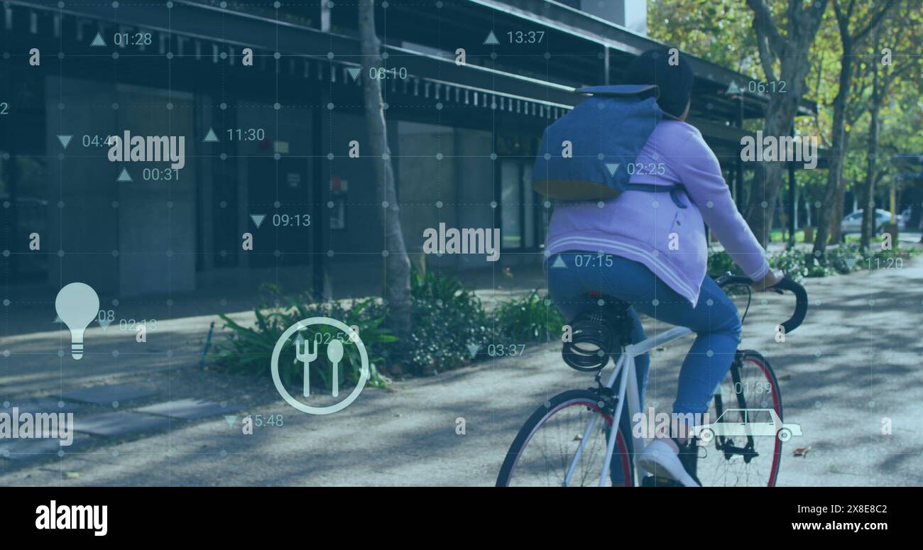 Image des icônes écologiques et du traitement des données sur le vélo biracial de femme Banque D'Images