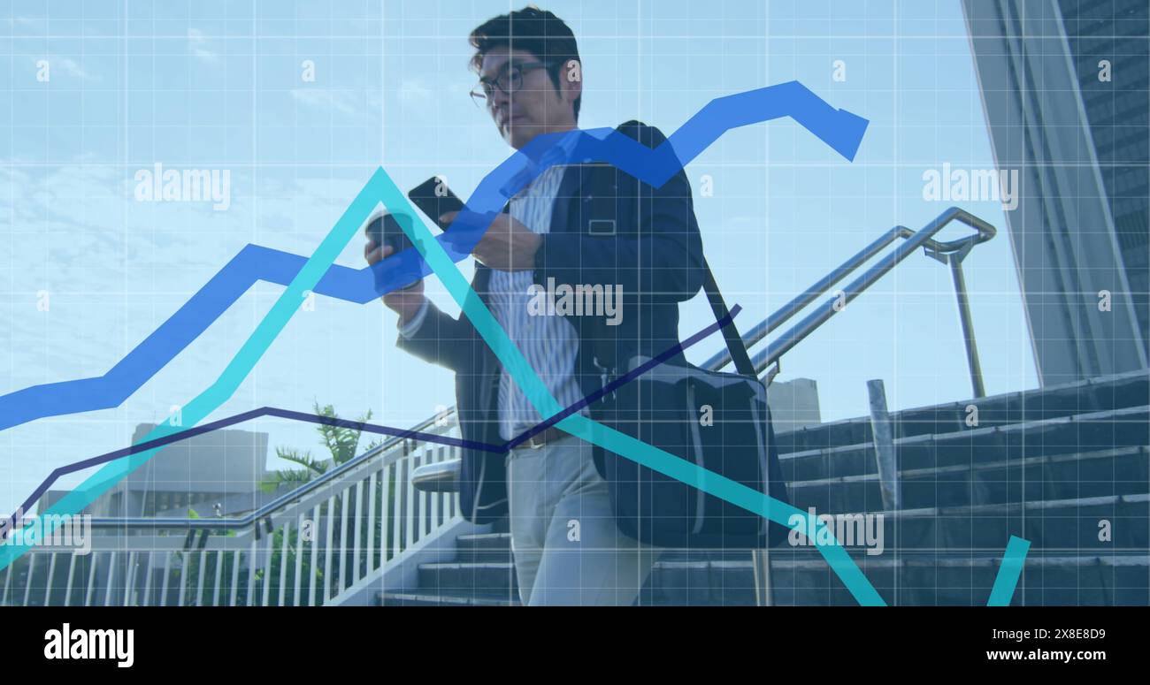 Image de graphiques sur le modèle de grille contre l'homme d'affaires asiatique utilisant le téléphone et tenant le café Banque D'Images