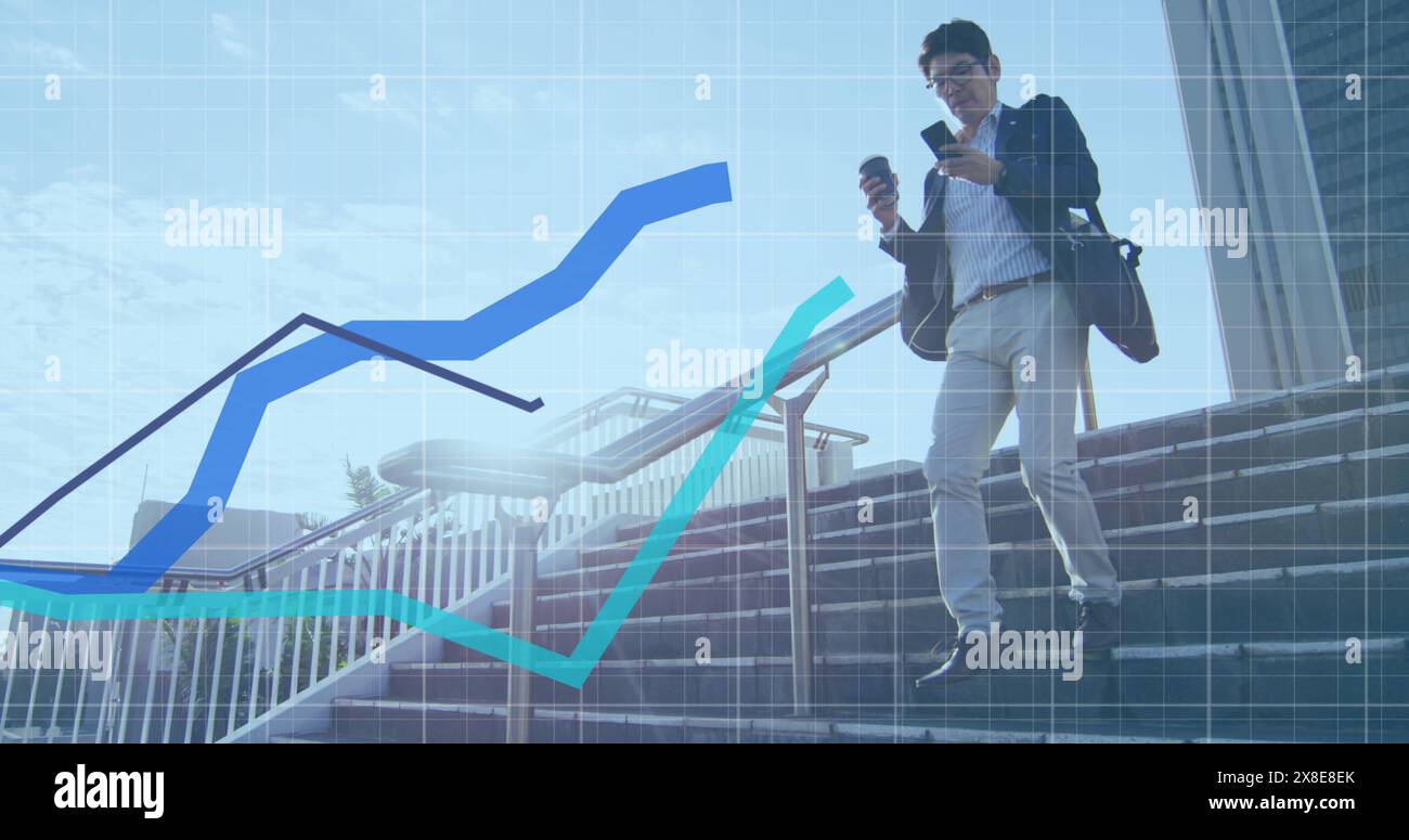 Image de graphiques sur le modèle de grille contre l'homme d'affaires asiatique utilisant le téléphone et tenant le café Banque D'Images