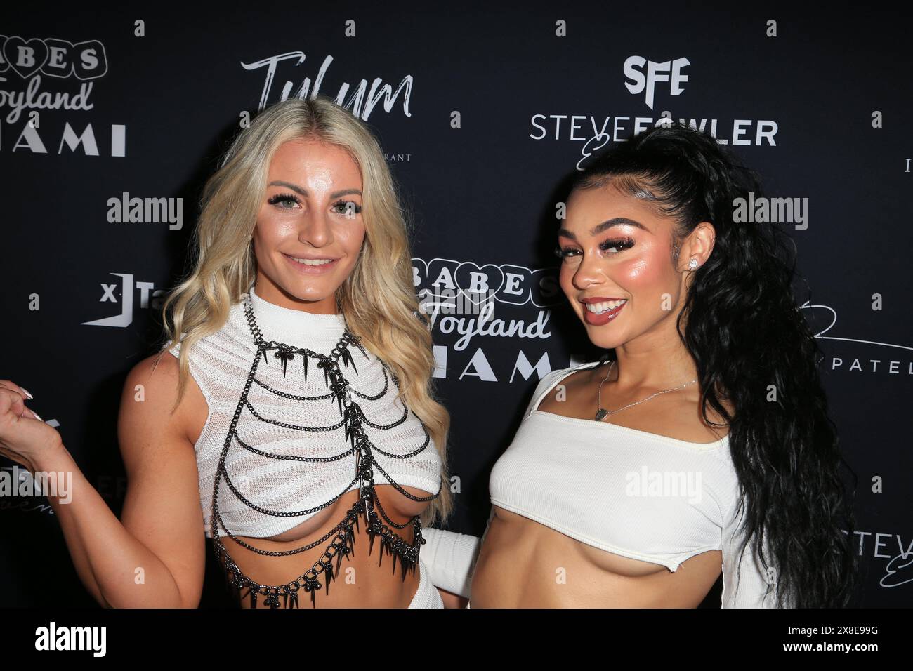 MIAMI, FLORIDE, ÉTATS-UNIS - 18 MAI 2024. Dee et Sasha Warweg à l'événement de charité Babes in Toyland pour le projet Fashion Tails à Hyde Beach. Banque D'Images