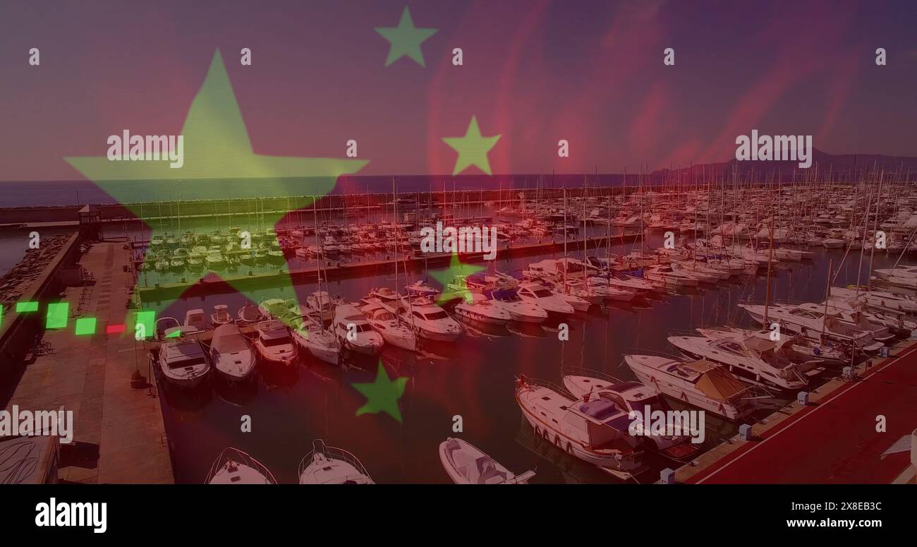 Bateaux amarrant dans une marina animée sous un ciel coloré Banque D'Images