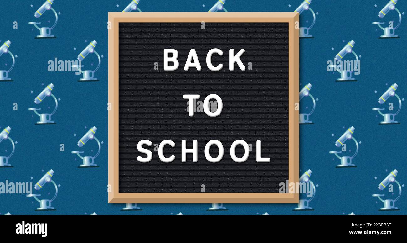 Message DE RETOUR À L'ÉCOLE affiché sur le tableau noir, entouré de lampes de bureau blanches Banque D'Images