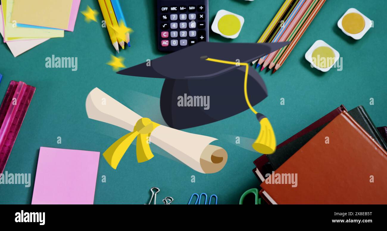 Casquette de remise des diplômes et diplôme reposant sur la table, entourés de fournitures scolaires colorées Banque D'Images