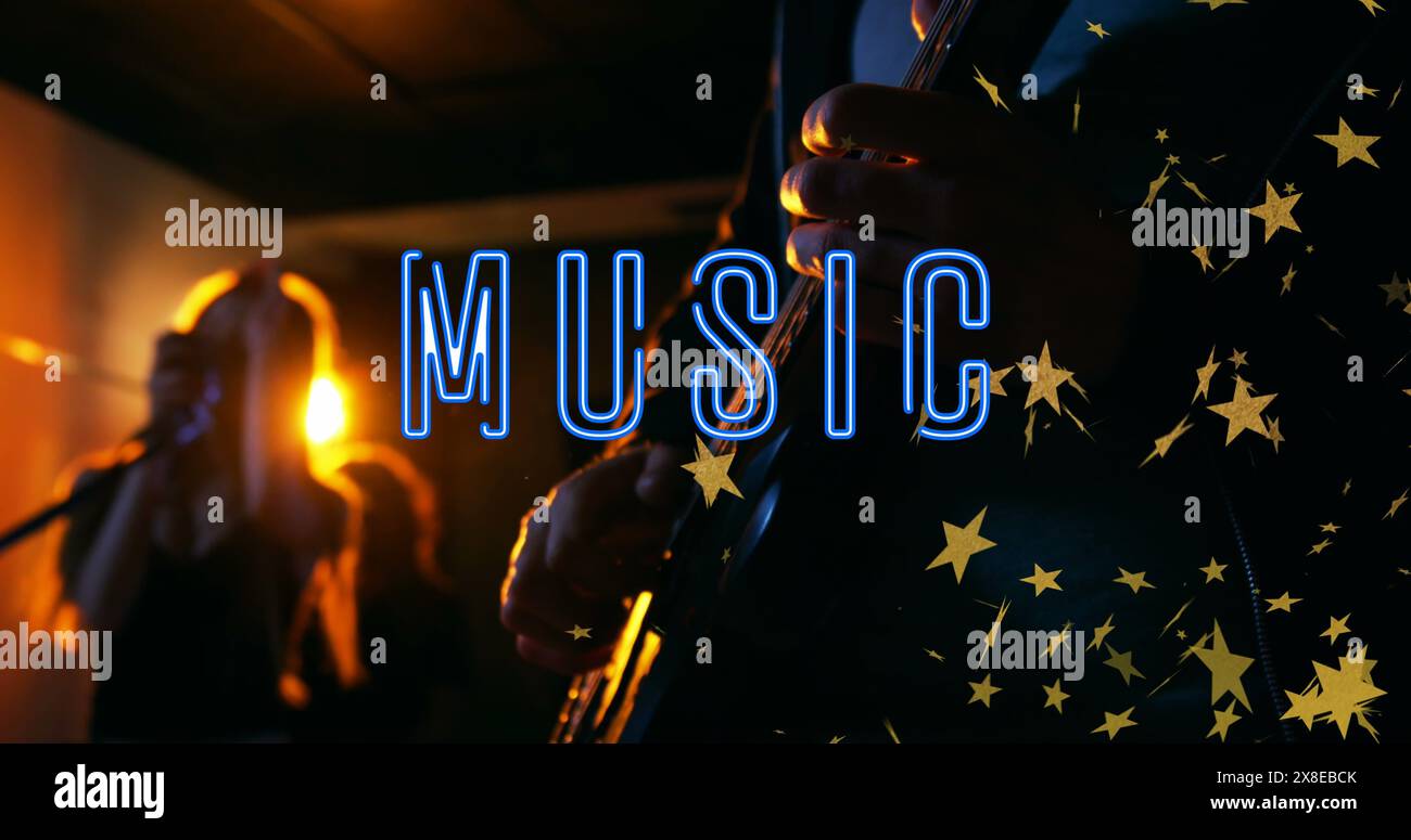 Jeune adulte caucasien tenant la guitare, se produisant sous le signe DE LA MUSIQUE néon Banque D'Images