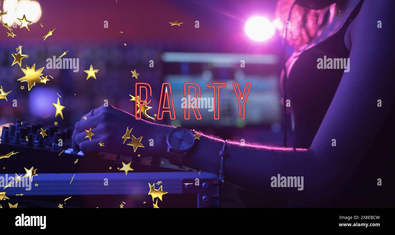 Hispanique jeune femme adulte ajustant l'équipement DJ à la fête Banque D'Images