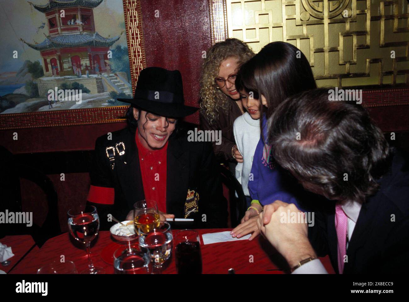 MICHAEL JACKSON AVEC CHILDREN.MICHAELJACKSONWITHCHILDREN.TRUMP TAJ MAHAL OUVERTURE DANS ATLANTIC CITY.I5852. JUDIE BURSTEIN/(Credit image : ©JUDIE BURSTEIN/ZUMA Wire) USAGE ÉDITORIAL SEULEMENT! Non destiné à UN USAGE commercial ! Banque D'Images