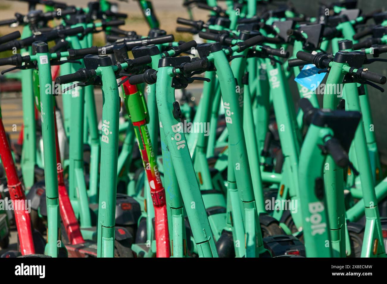 Bucarest, Roumanie. 24 mai 2024 : les scooters électriques BOLT sont mal garés bloquant l'accès sur un trottoir à Bucarest. Banque D'Images