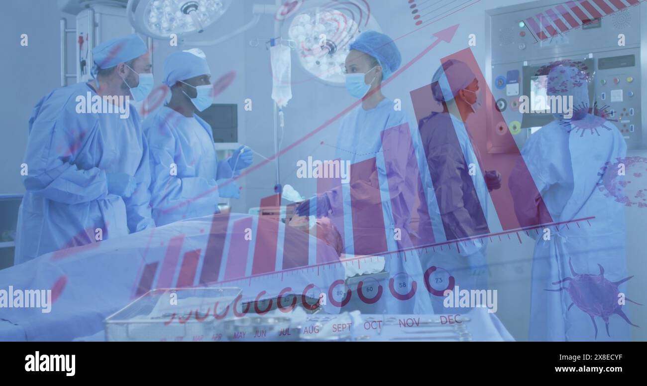 Équipe médicale diversifiée portant des gommages bleus, effectuant la chirurgie Banque D'Images