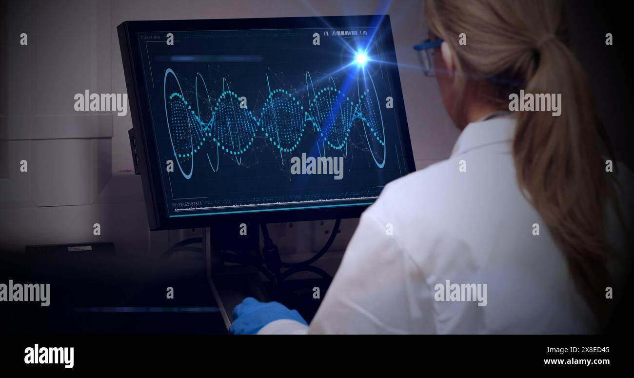 Scientifique caucasien examinant des données complexes sur le moniteur Banque D'Images