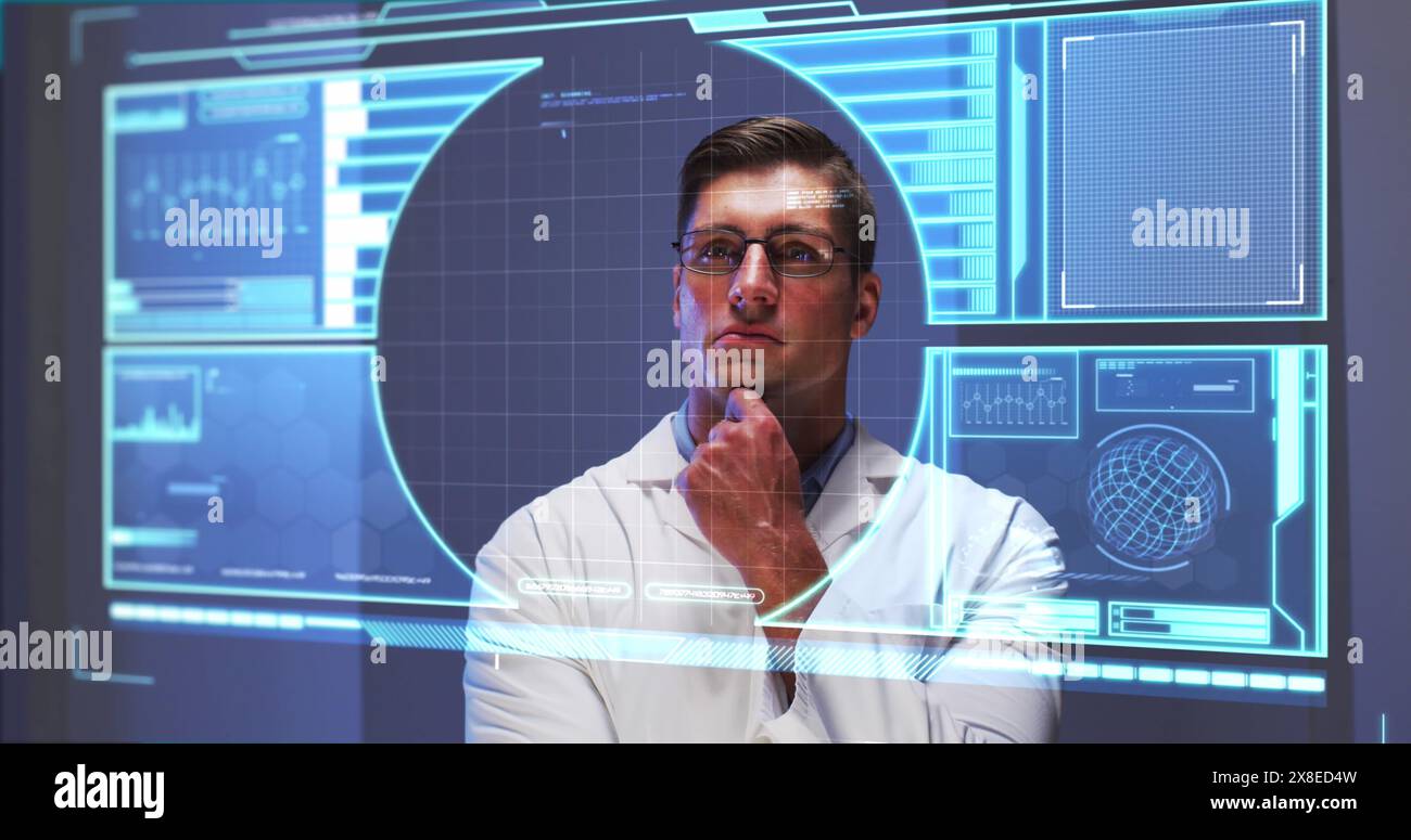 Chef masculin caucasien avec des lunettes interagit avec l'écran futuriste Banque D'Images