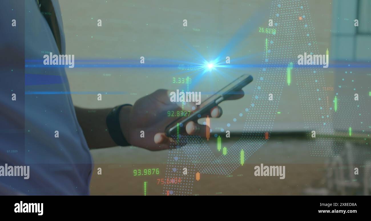 Collègue biracial, portant une chemise bleue, tenant un smartphone Banque D'Images