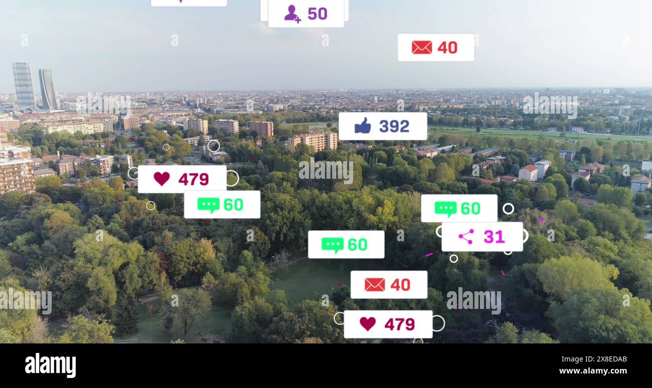 Amis, d'ethnie diverse, riant et partageant de la nourriture au pique-nique Banque D'Images