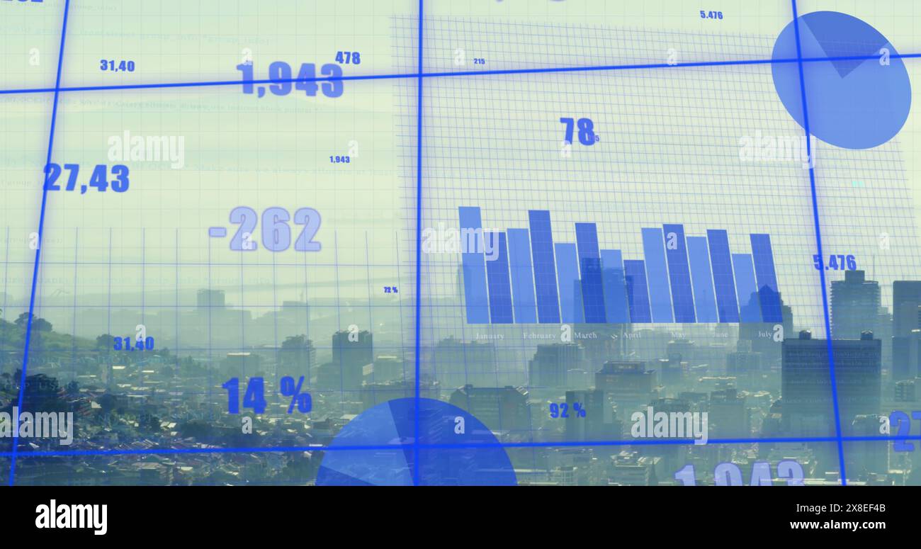 Image de plusieurs graphiques et de nombres changeants sur la ville moderne contre la montagne et le ciel Banque D'Images