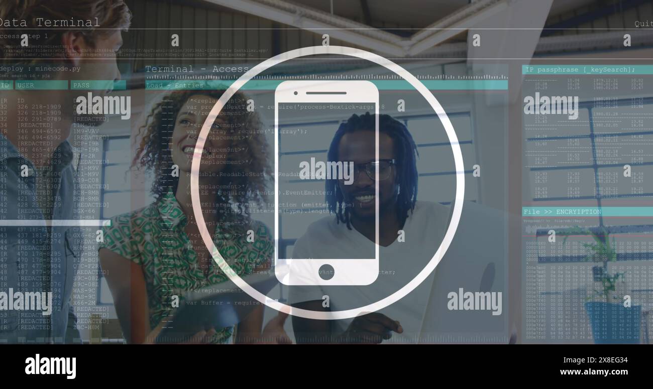 Image de téléphone portable et interface de terminal d'ordinateur, divers collègues discutant au bureau Banque D'Images