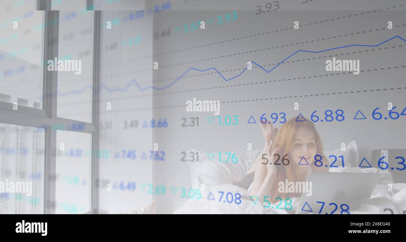 Image de la table de commerce sur la belle femme caucasienne couchée sur le lit et parlant sur l'appel d'image Banque D'Images