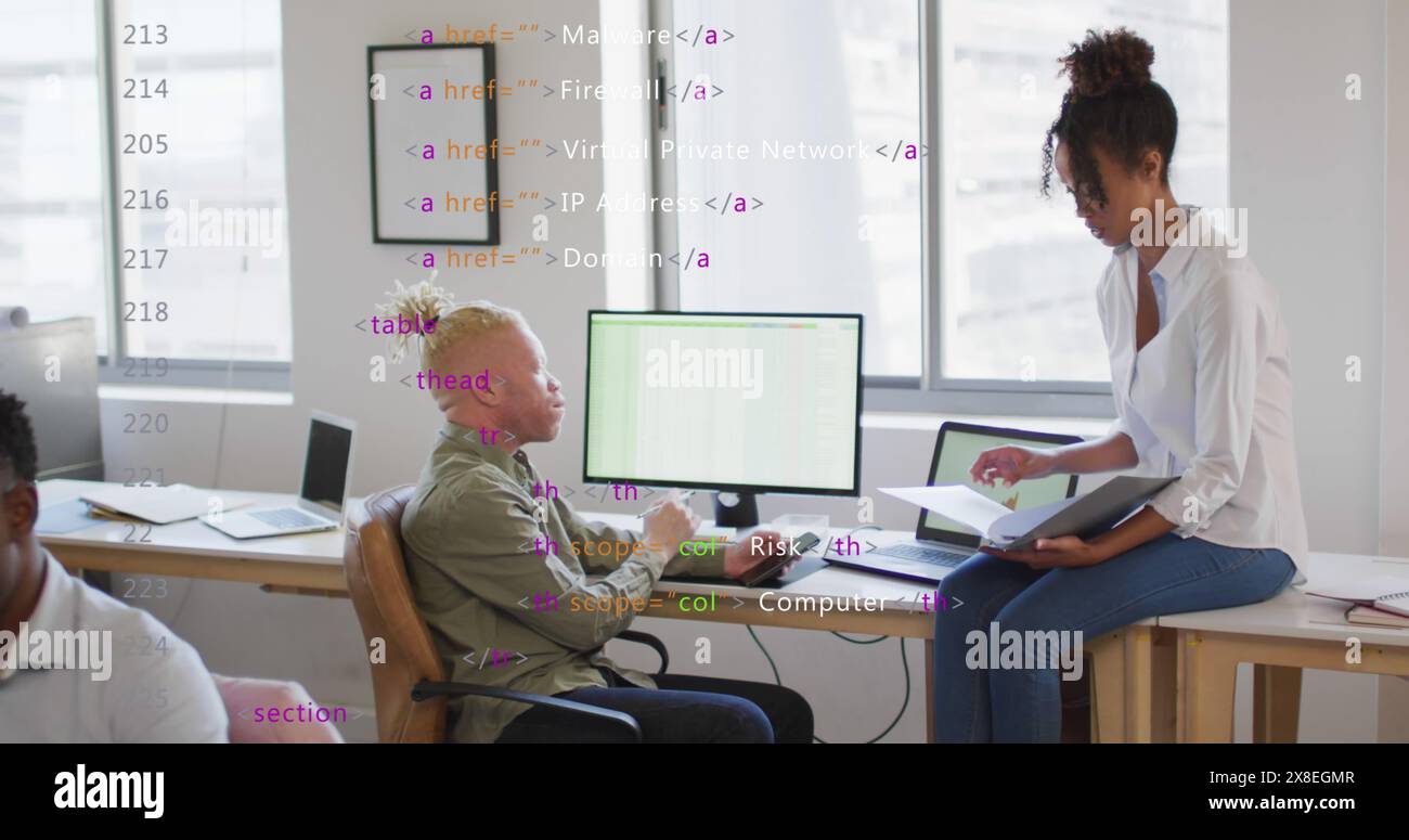 Image d'un langage informatique multicolore, divers collègues discutant des rapports sur le bureau Banque D'Images